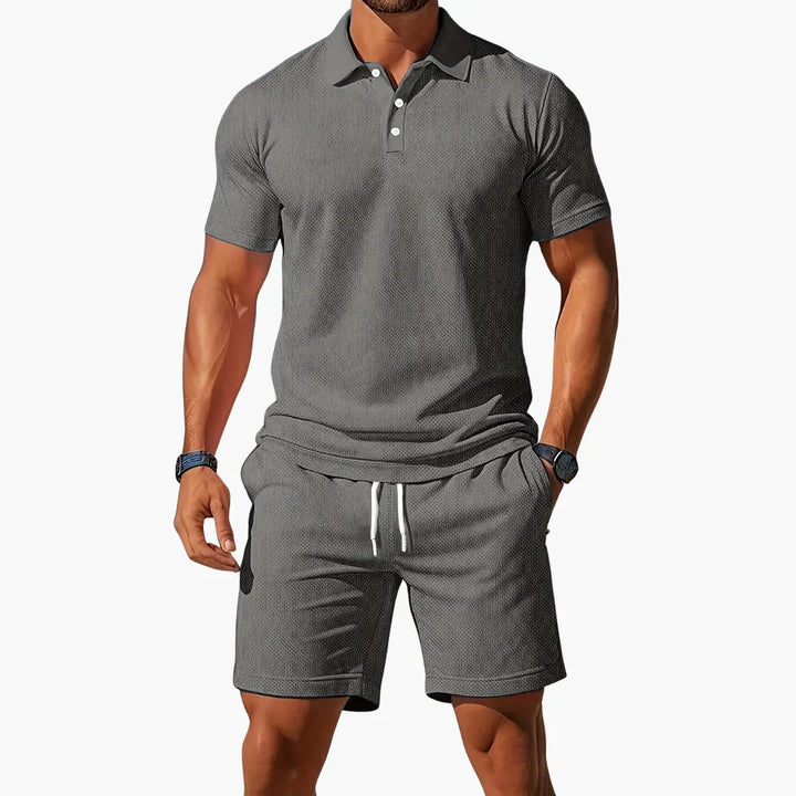 Mand iført komfortabelt polo sæt med shorts, klar til sommer og afslappede aktiviteter i solen.