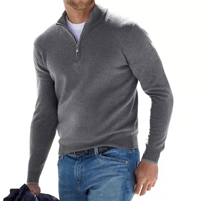 Model viser mænds V-hals striktrøje med lynlås. Komfortabel herresweater til casual mode.