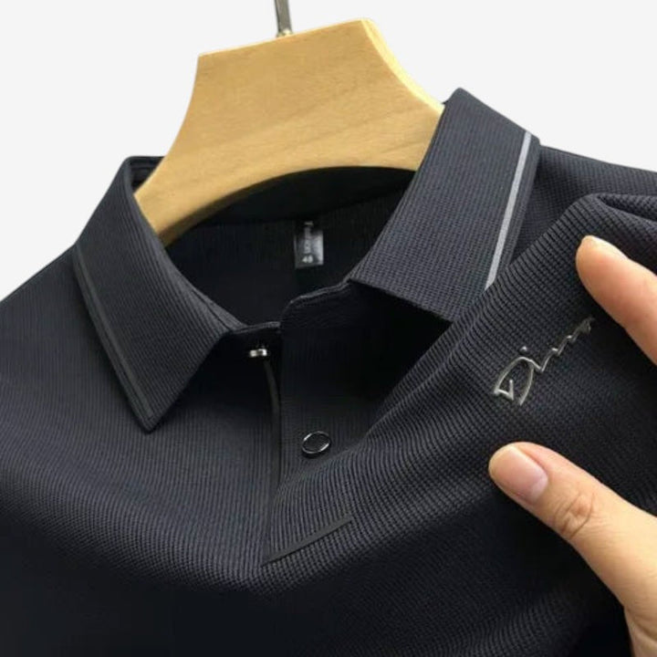 Stilfuld herre polo med unikt print, korte ærmer og knapkrave. Komfortabel og moderne til mænd.