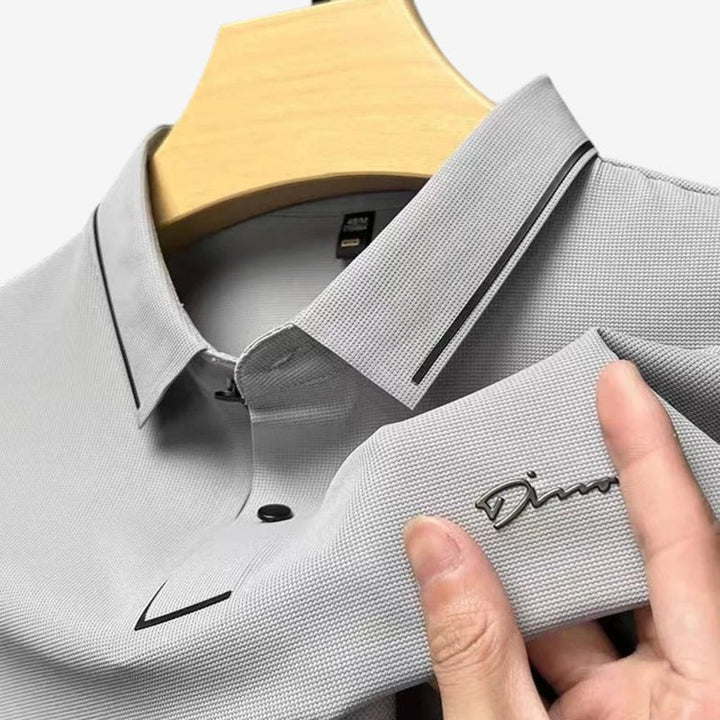 Trendy mænds t-shirt polo med moderne print, korte ærmer og knapkrave. Perfekt sommerbeklædning.