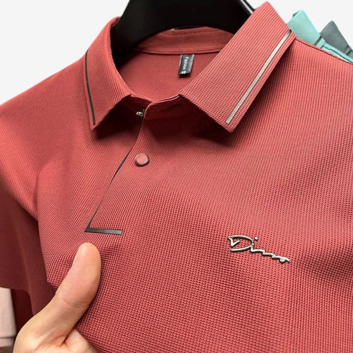 Komfortabel mænds polo-t-shirt med elegant print, korte ærmer og knapkrave. Blød og åndbar kvalitet.