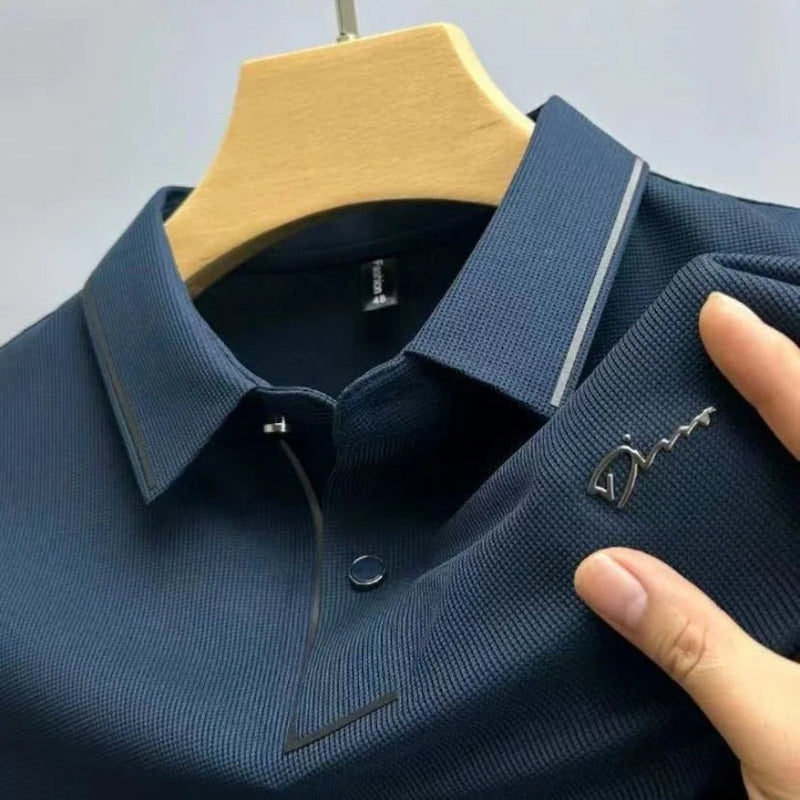 Alsidig mænds kortærmet polo med smart print og knapkrave, perfekt til både casual og semi-formelle lejligheder.