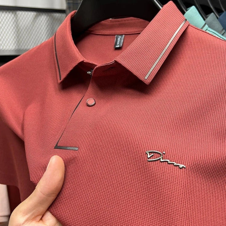 Moderne mænds polo med et friskt print design, korte ærmer og praktisk knapkrave for et skarpt look.
