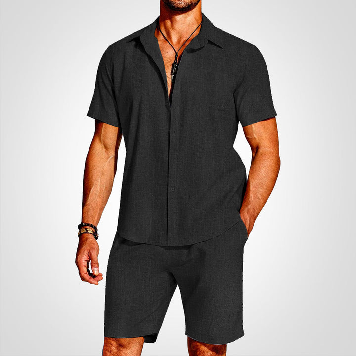 Mænds lette todelte sommersæt med skjorte og shorts. Perfekt til afslappet sommerstil og optimal komfort.