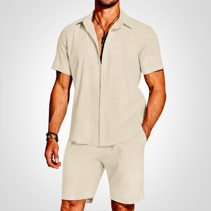 Afslappet mænds sommerskjorte og matchende shorts. Et todelt sæt for optimal komfort og stil.