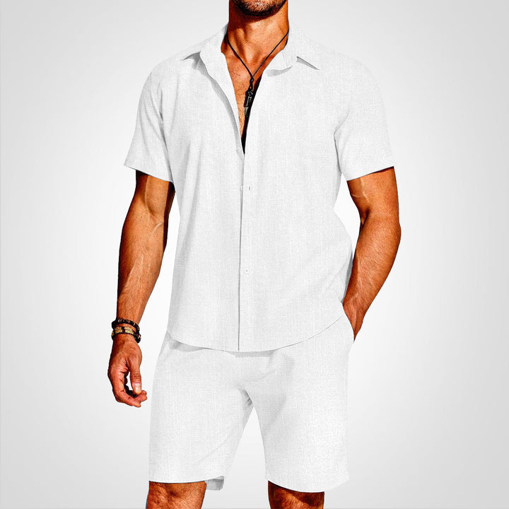 Åndbart herre sommersæt med let skjorte og shorts. Perfekt til varme dage og afslappet sommerstil.