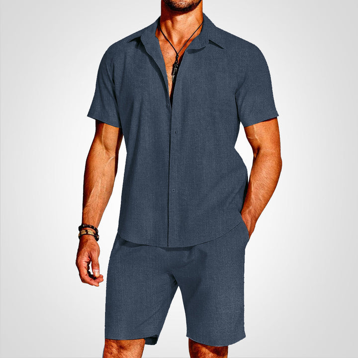 Stilrent todelt sommersæt til mænd. Let skjorte og shorts for en moderne, komfortabel sommerstil.