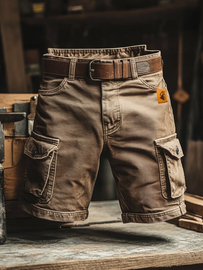Mænds khaki arbejdsshorts, ideelle til casual sommerbrug. Moderne og komfortable herreshorts til hverdagsaktiviteter.