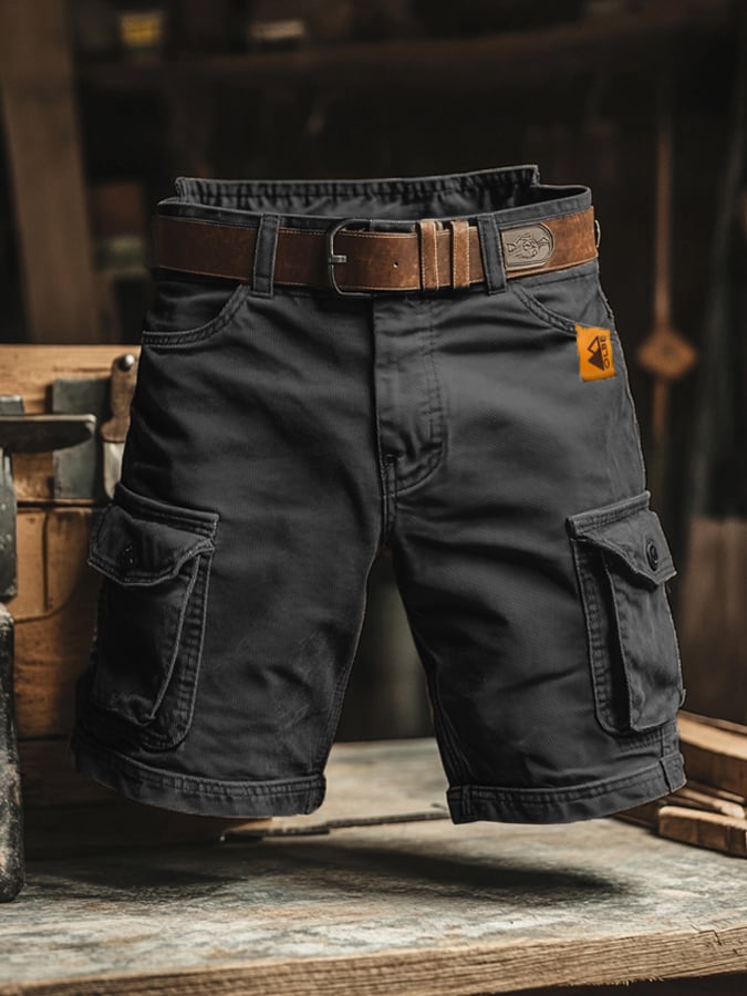 Praktiske moderne arbejdsshorts til mænd. Casual og komfortable sorte fritidsshorts perfekte til aktive sommerdage.