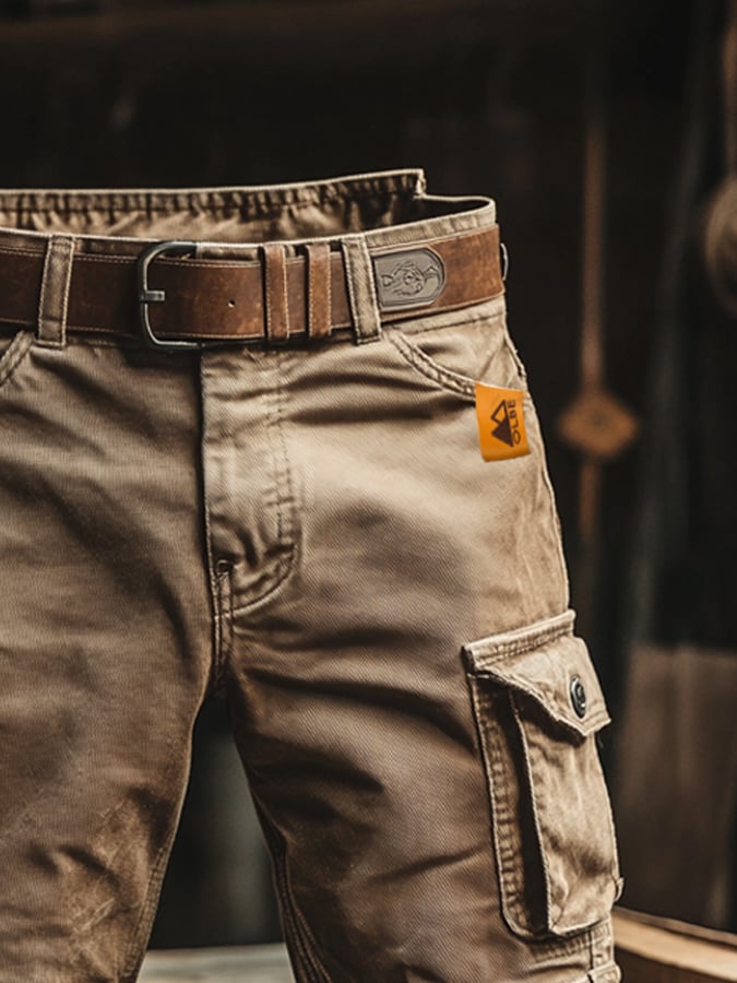 Stilfulde mænds arbejdsshorts i sort. Alsidige, komfortable og moderne herreshorts til både arbejde og fritid om sommeren.