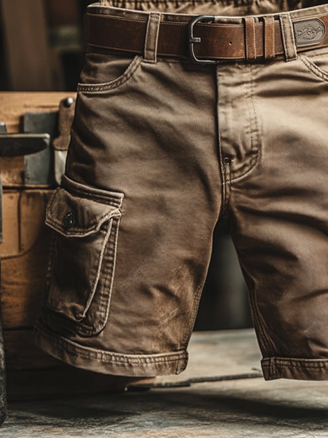 Komfortable mænds moderne arbejdsshorts i khaki. Ideelle fritidsshorts til aktive mænd, der ønsker stil og praktisk komfort.