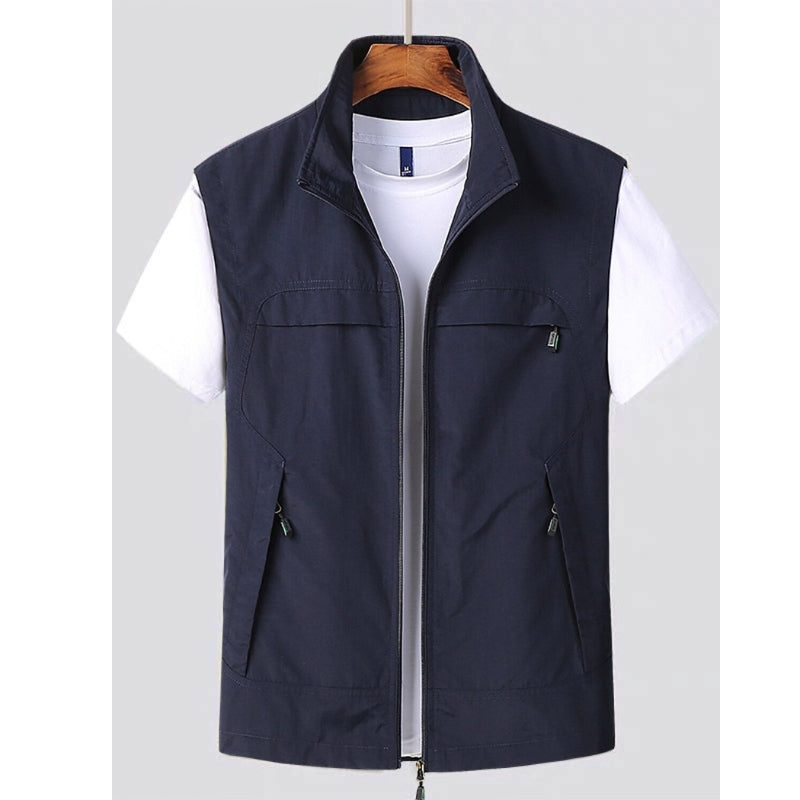 Mænds moderne vest m/ opretstående krave og praktiske lommer. Smart casual og lag-på-lag herretøj.