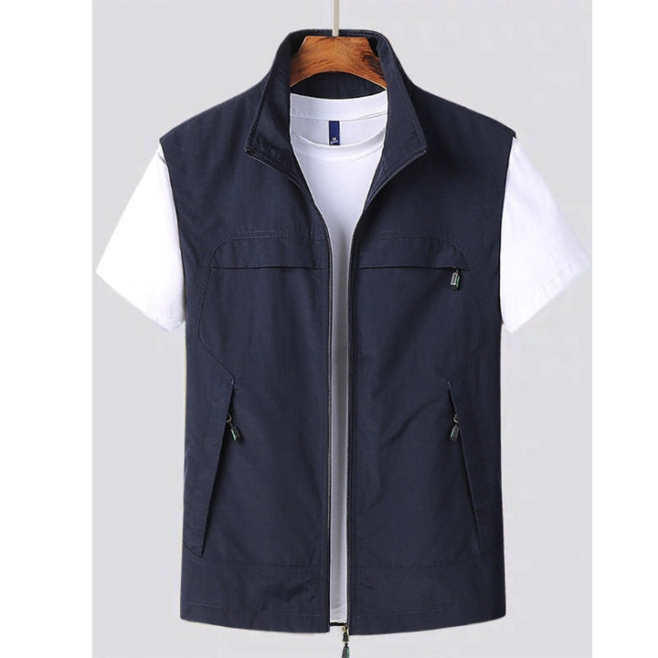 Mænds moderne vest m/ opretstående krave og praktiske lommer. Smart casual og lag-på-lag herretøj.