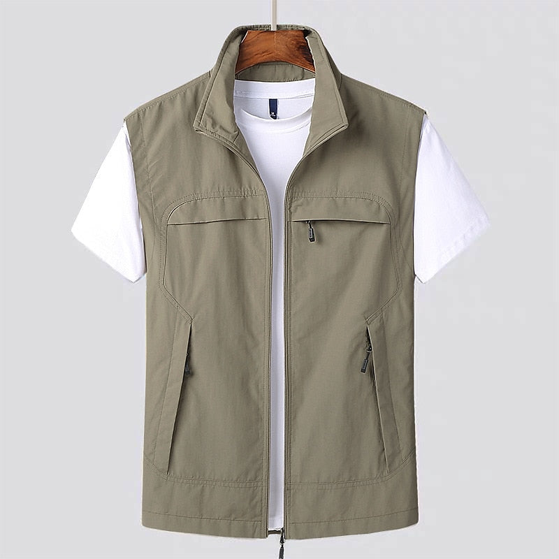 Funktionel og moderne vest til mænd med opretstående krave. Ideel til smart casual lag-på-lag look.