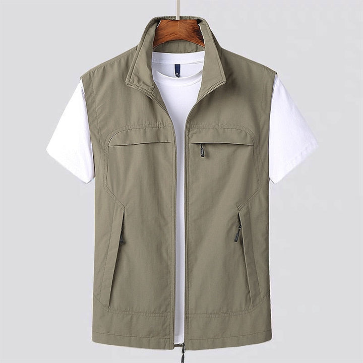 Funktionel og moderne vest til mænd med opretstående krave. Ideel til smart casual lag-på-lag look.