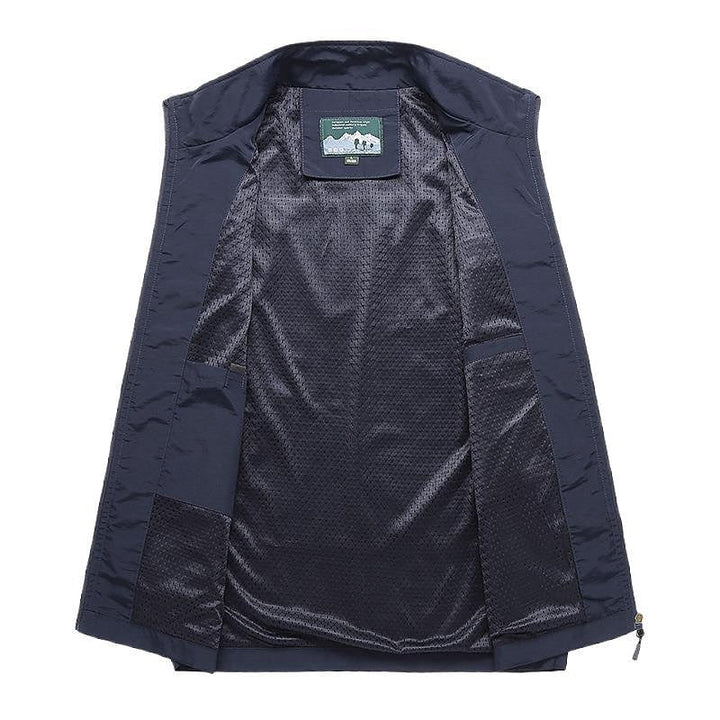 Praktisk og moderne herre vest, ideel til casual stil. Med opretstående krave og mange funktionelle lommer.