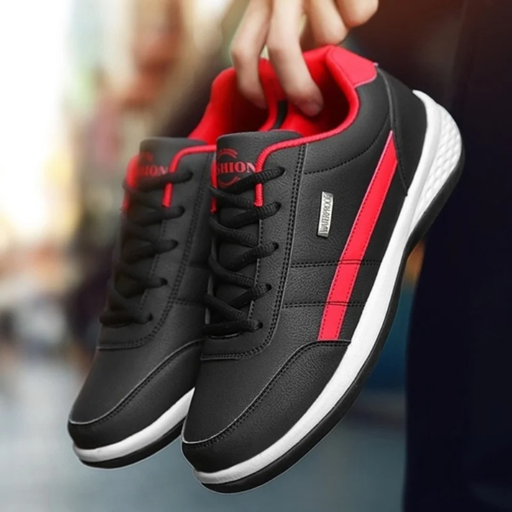 Nærbillede af mænds ortopædiske sneakers, fremhæver åndbart materiale for optimal fodkomfort og støtte.