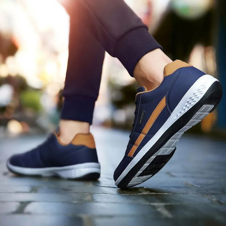 Sideprofil af ergonomiske ortopædiske herresneakers; designet for komfort, støtte og sundt fodtøj.