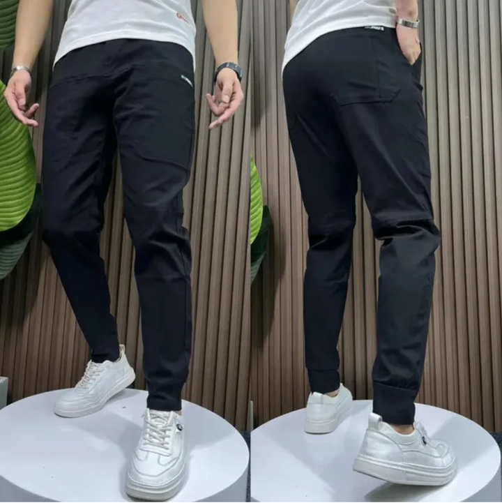 Praktiske højtaljede herrebukser i skinny cargo design. Ideelle med rummelige lommer og stretch til herremode.