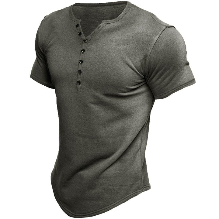Mænds slim fit T-shirt i sort med stilfulde knapper, perfekt til et moderne og casual hverdagslook.