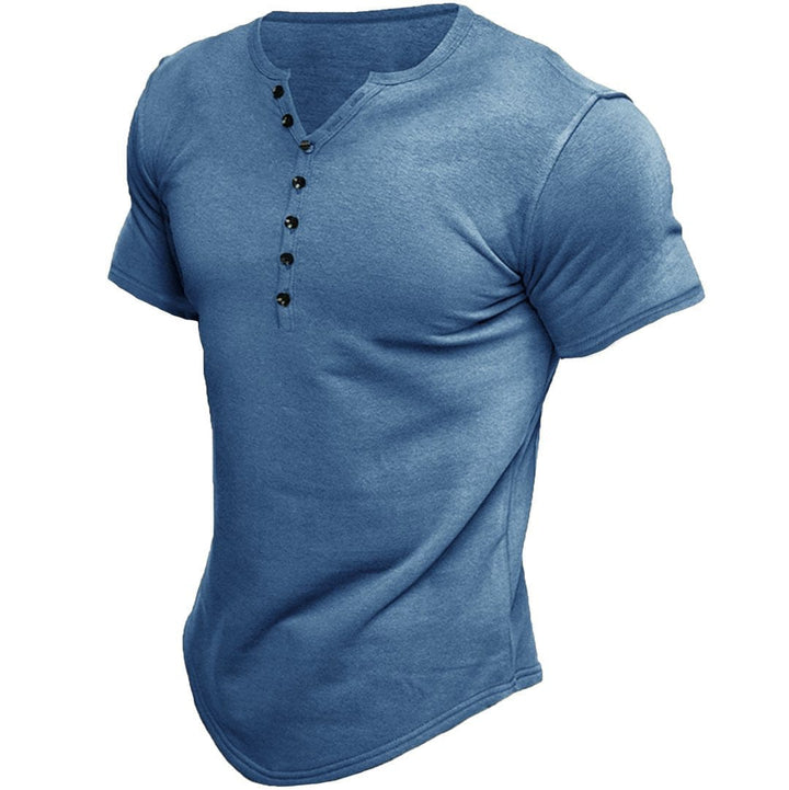 Mokka mænds slim fit T-shirt med stilfulde knapper, et moderne og komfortabelt valg til casual tøj.