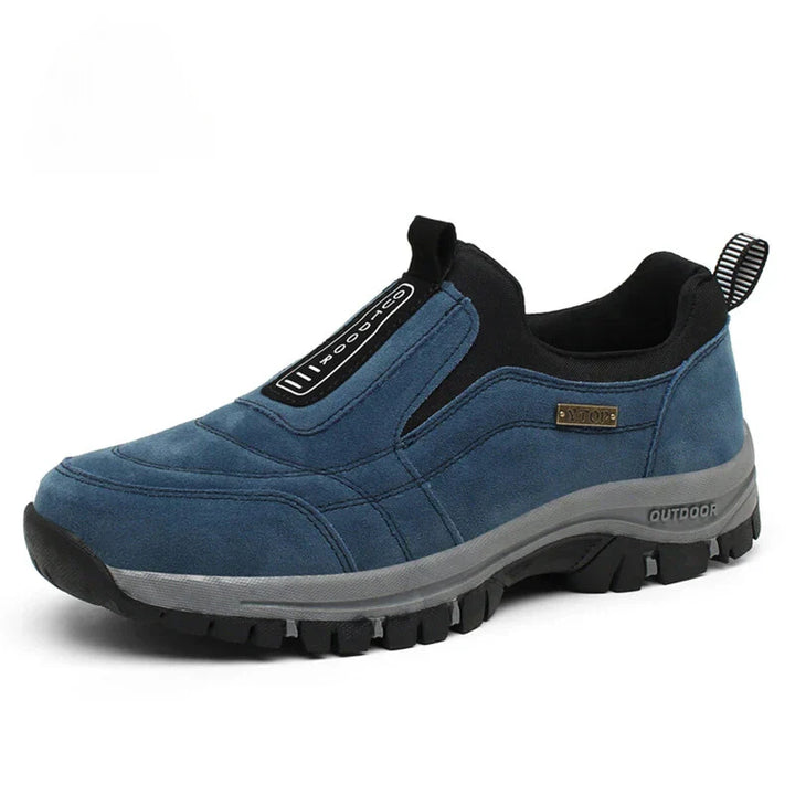 Ergonomiske herresko med svangstøtte. Sorte ortopædiske sneakers for aflastning og komfort.