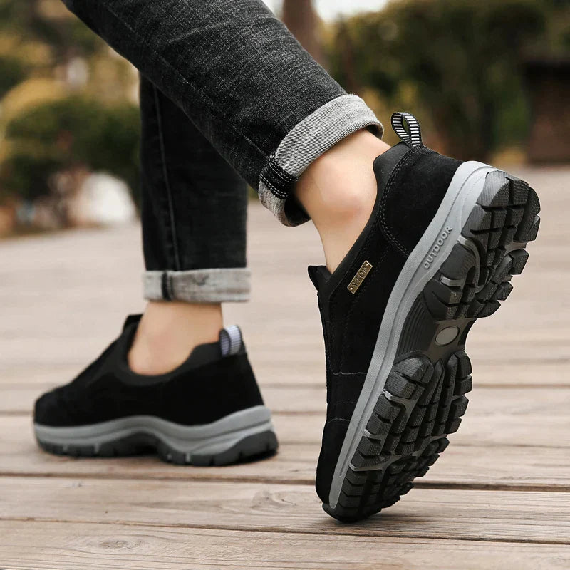 Komfortable blå ortopædiske sneakers til mænd. Stilrent design med ergonomisk pasform og støtte.