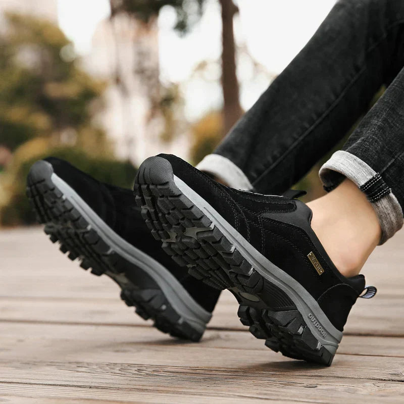 To par sorte ortopædiske mænds gåsko. Ergonomiske sneakers klar til komfortabel hverdag.