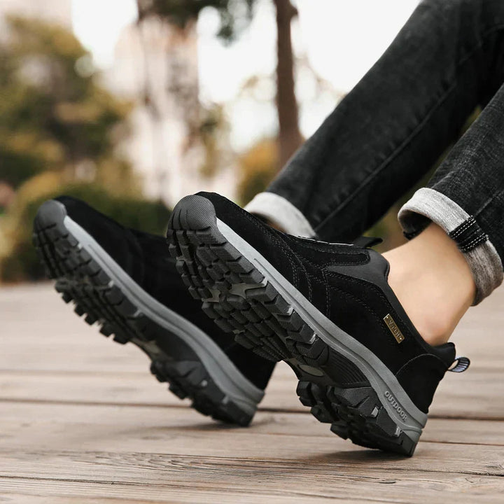 To par sorte ortopædiske mænds gåsko. Ergonomiske sneakers klar til komfortabel hverdag.