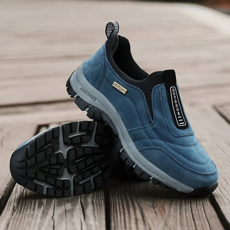 Detaljeret sort ortopædisk sneakers til mænd. Fokus på komfort, robust støtte og slidstyrke.