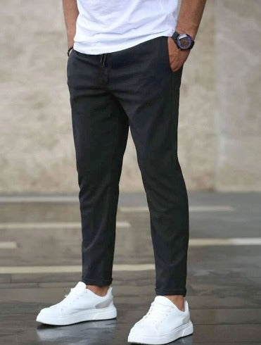 Fuldt outfit med stilfulde herrebukser, der fremhæver mænds mode og komfort.