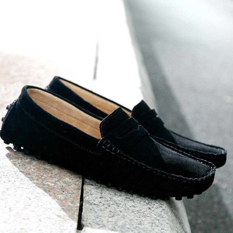 Moderne mænds loafers i navyblå ruskind, kombinerer stil og komfort til enhver anledning.