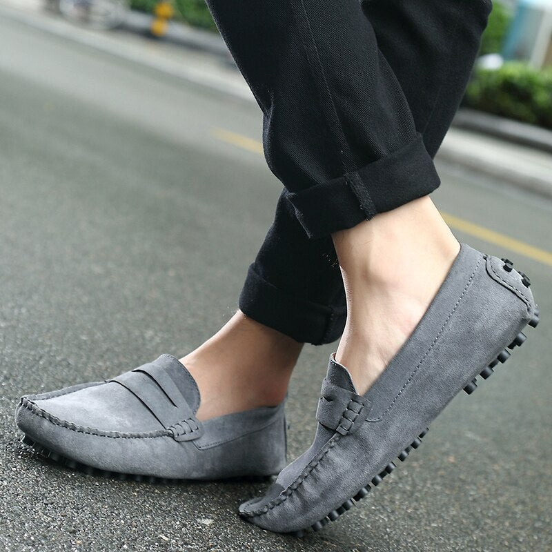 Klassiske brune herre loafers, komfortable og stilfulde, perfekte til smart casual look.