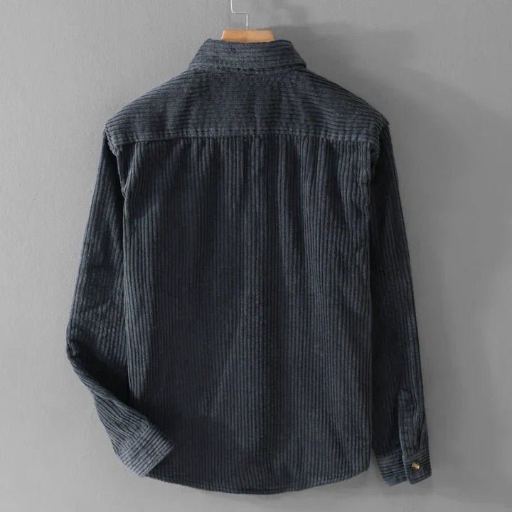 Elegant mænds fløjlsstofskjorte over en t-shirt, perfekt til business casual eller stilfuld hverdag.