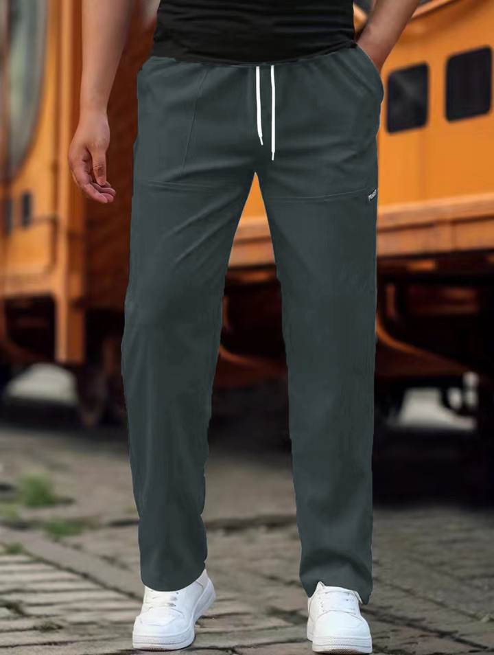 Nærbillede af mænds bløde, komfortable joggingbukser, perfekt til hverdagstøj og sportstøj.