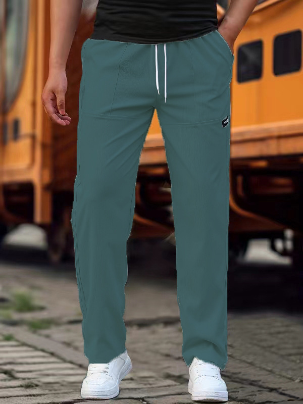 Mænds komfortable joggingbukser med elastisk talje og praktiske lommer, ideelle til hverdagstøj.