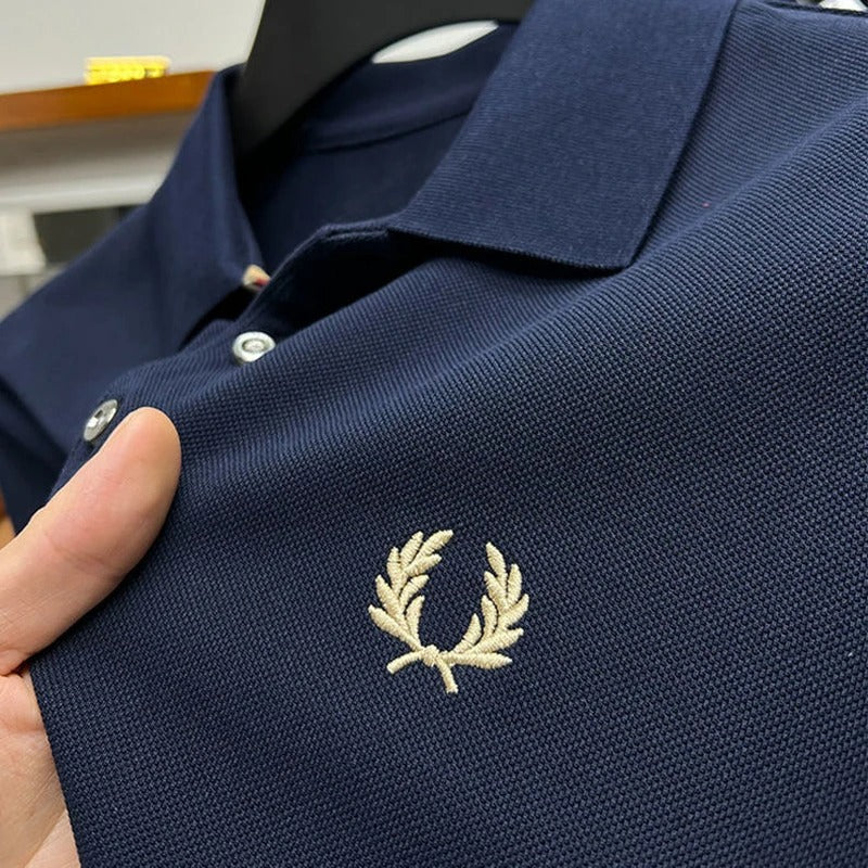 Mænds stilfulde poloshirt til afslappet hverdagsstil eller business casual look. Komfortabel herrepolo.