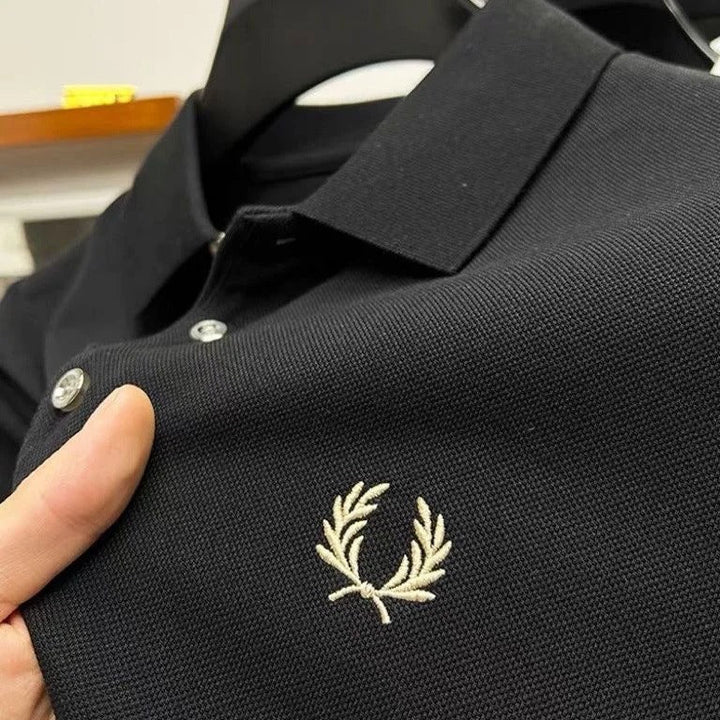 Komfortabel herre poloshirt perfekt til sommerstil. Blød herreoverdel til varme dage, stilfuld og afslappet.