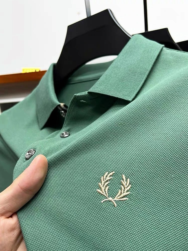 Klassisk herre poloshirt i åndbart stof. Ideel til hverdagsbrug, giver stil og komfort hele dagen. Essential herre tøj.