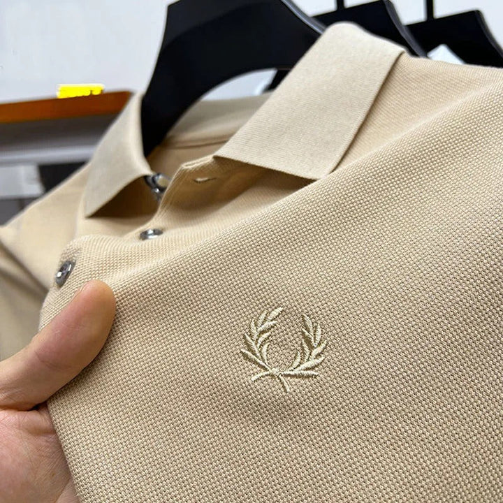 Alsidig herrepolo, der kombinerer elegance med afslappet komfort. Perfekt til både kontoret og fritid. Stilfuld overdel.