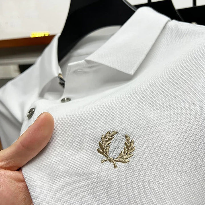 Moderne herre poloshirt, optimal for hverdagsstil og nem at kombinere. Komfortabel og stilfuld herreoverdel til alle sæsoner.