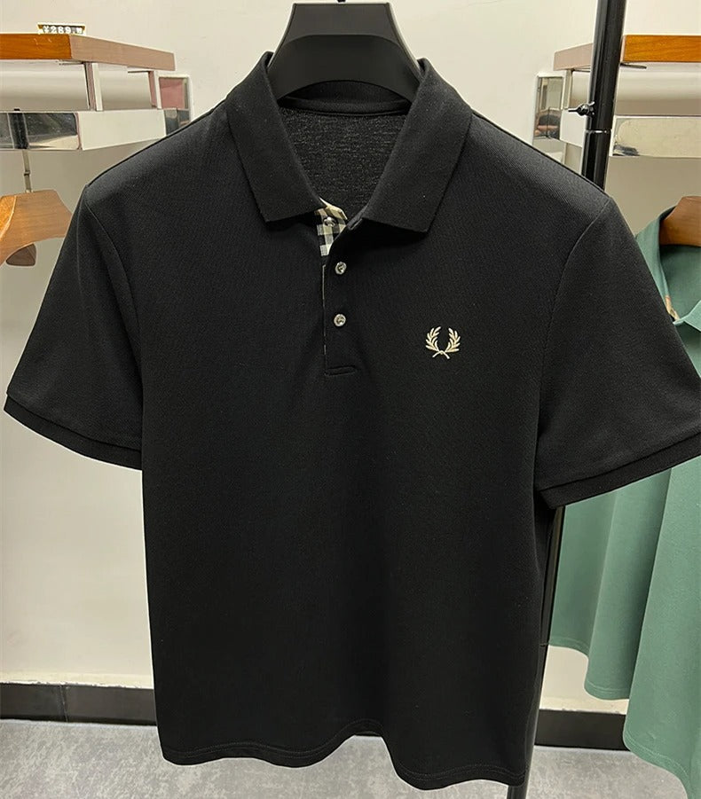 Elegant poloshirt til mænd med fokus på bevægelsesfrihed og et pænt look. Ideel til aktive dage eller afslappede aftener.