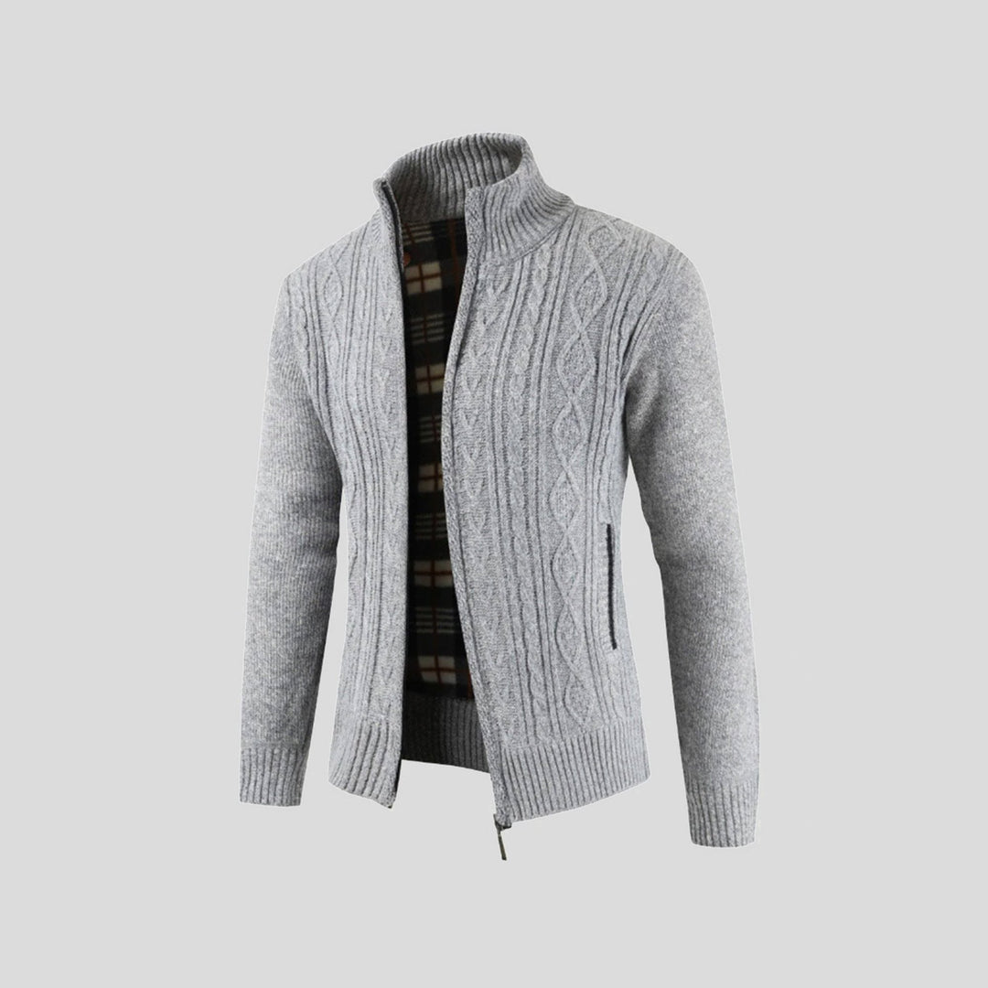 En moderne herre bærer en stilfuld, varm cardigan i en afslappet, men elegant vinterstil.
