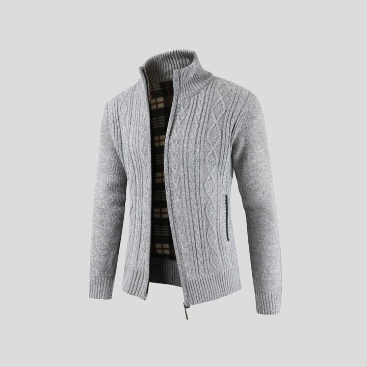 En moderne herre bærer en stilfuld, varm cardigan i en afslappet, men elegant vinterstil.
