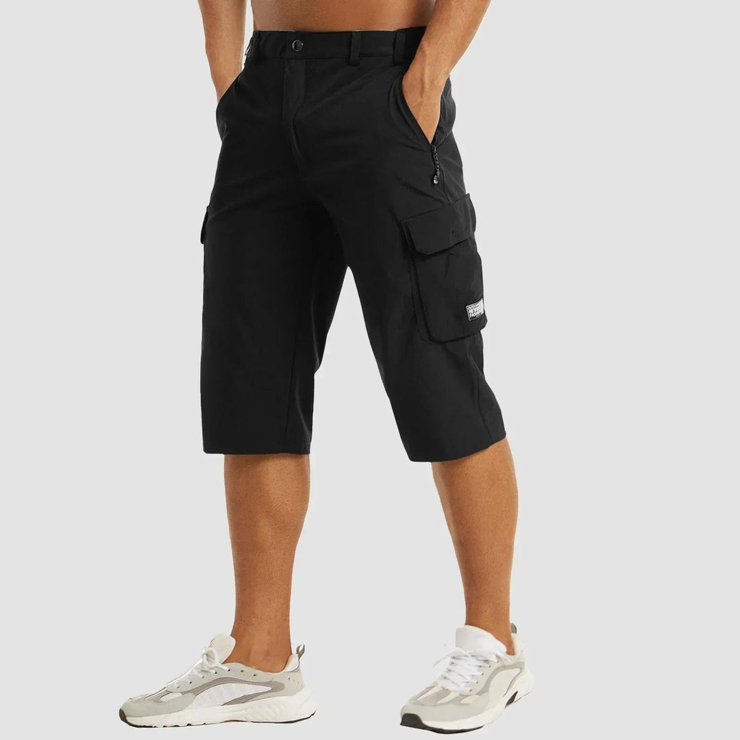 Afslappede herre cargo shorts med stræk, vist i en solrig udendørs setting, klar til sommer fritid.