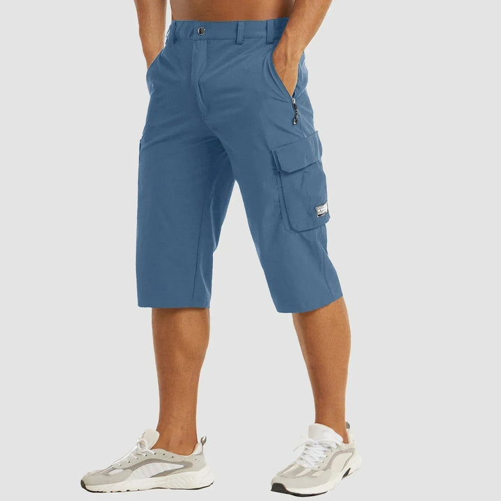 Detaljebillede af mænds praktiske cargo shorts med stræk, fremhæver lommer og robust design til fritid.