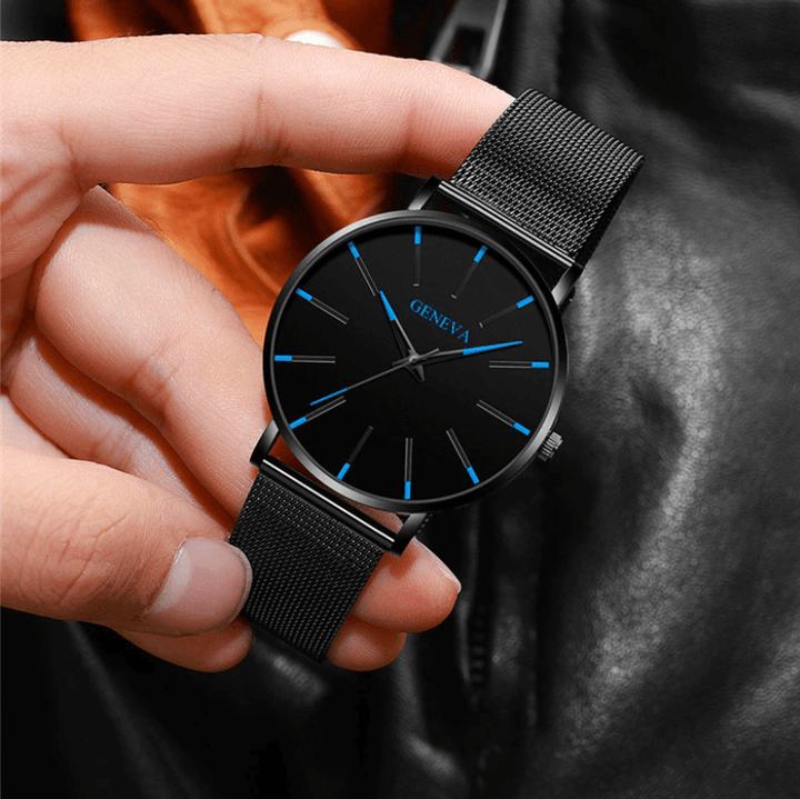 Elegant ultratyndt herre armbåndsur på en mands håndled, et minimalistisk modeur.