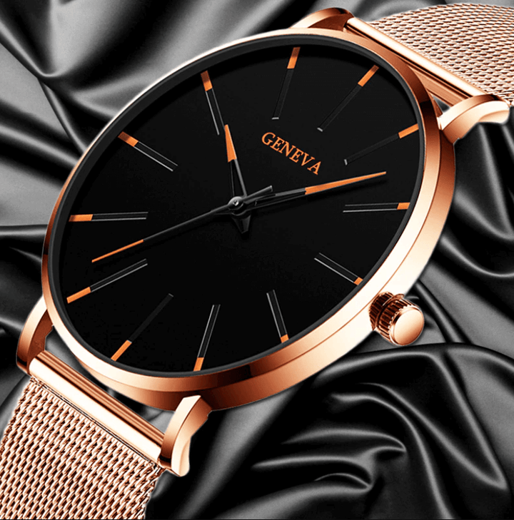 Detalje af minimalistisk stålur, elegant ultratyndt herreur med poleret finish.