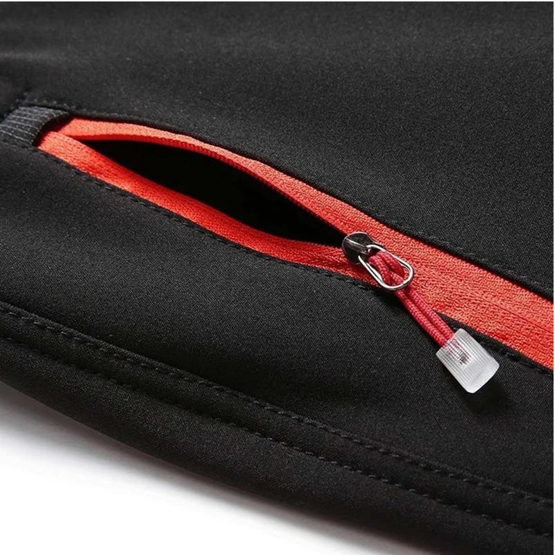 Detalje af mænds vandtætte softshell trekkingbukser, viser robust stof og varme foring.