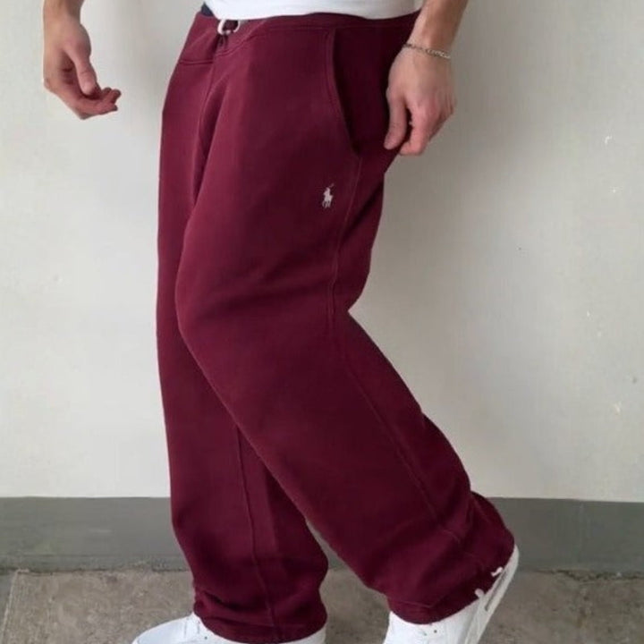 Hverdagskomfort i mænds wide leg bukser. Høj talje og løs pasform skaber en afslappet og stilfuld look.